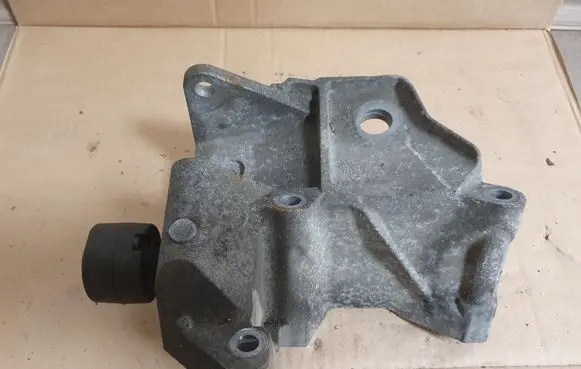 Volvo S80 Engine mounting bracket