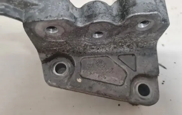 Opel Insignia A Engine mounting bracket 23250665
