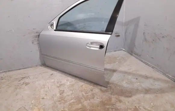 Mercedes-Benz E W211 Front door 2117201305 A2117201305