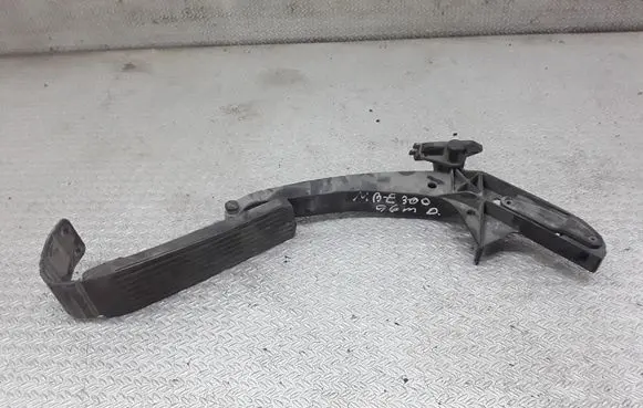 Mercedes-Benz E W210 Accelerator throttle pedal 2103010520