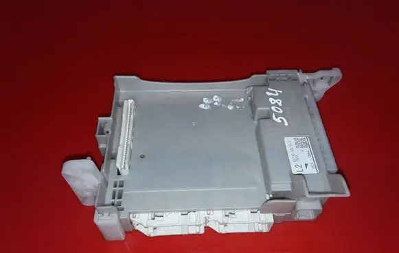 Toyota Verso-S Fuse module 8273052AL70C 1H290894