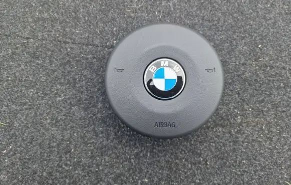 Steering wheel airbag