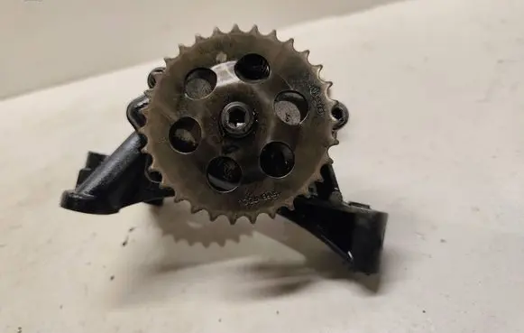 Audi A4 S4 B6 8E 8H Oil pump 06A115121