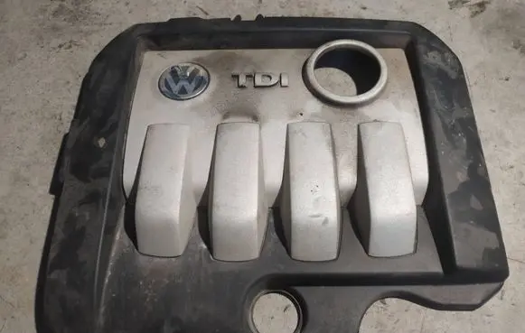 Volkswagen PASSAT B6 Engine cover (trim) 03G103925BJ