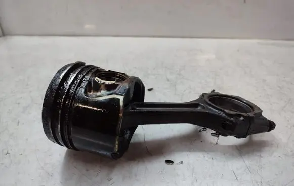 Hyundai Santa Fe Piston with connecting rod