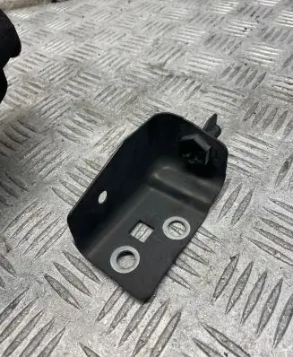 Opel Insignia A Fender mounting bracket