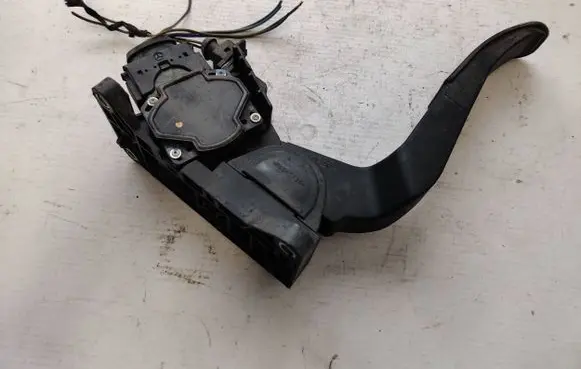 Mercedes-Benz Vito Viano W639 Accelerator throttle pedal A9013000504 0281002337 291402619