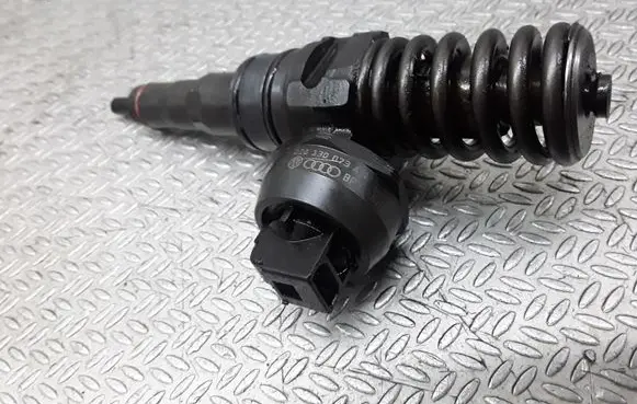 Volkswagen Golf IV Fuel injector 038130073AQ