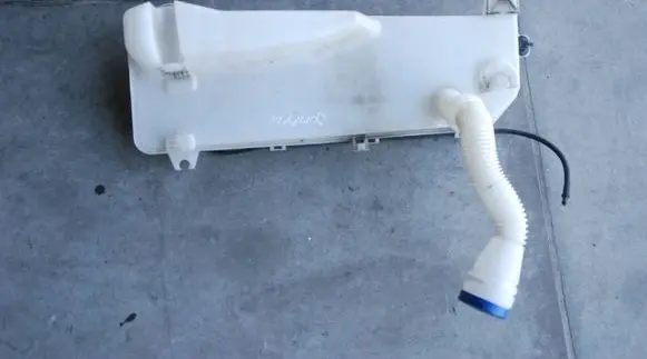 Windshield washer fluid reservoir/tank