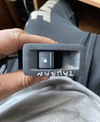 Volkswagen Touran I Fuel tank opening switch PBTGF20