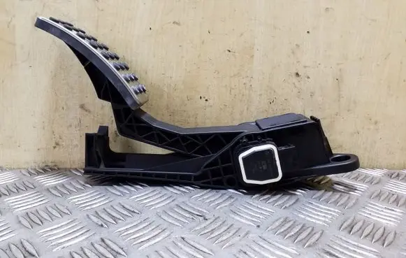 Mercedes-Benz ML W164 Accelerator throttle pedal A1643000104