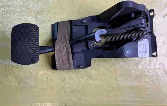 Mercedes-Benz C W203 Brake pedal A2032901001