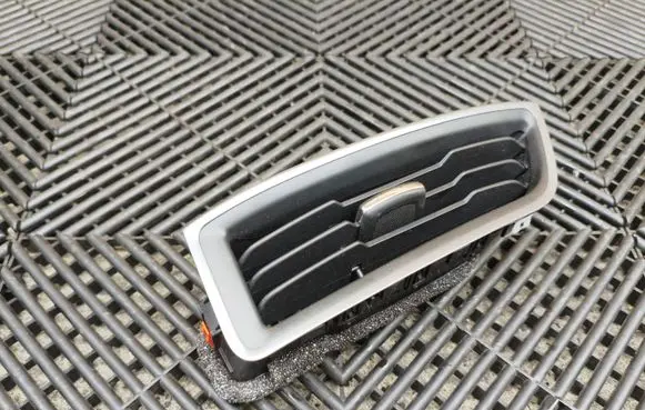 Ford Edge II Dash center air vent grill T20640