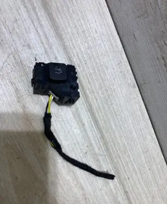 Alfa Romeo Giulia Tailgate/boot open switch button 01561143450