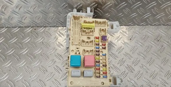 Toyota Corolla Verso AR10 Fuse module 892210F030