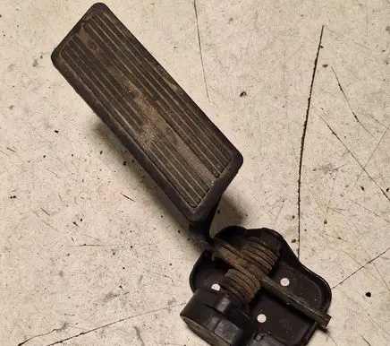 Accelerator throttle pedal