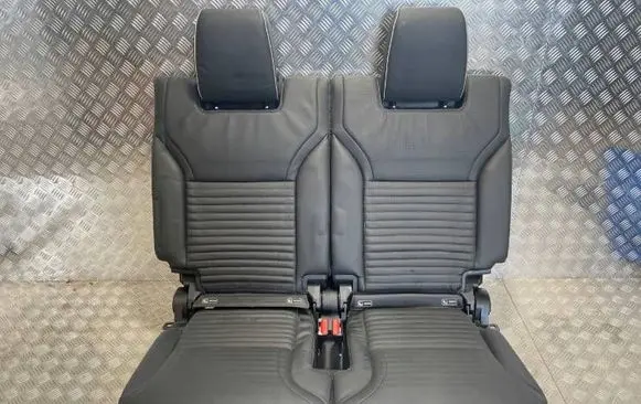 Land Rover Discovery 5 Second row seats 