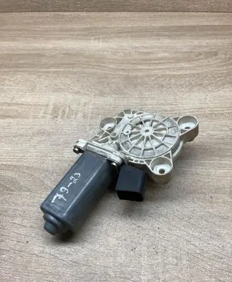 Mercedes-Benz E W211 Front door window regulator motor A2118201842