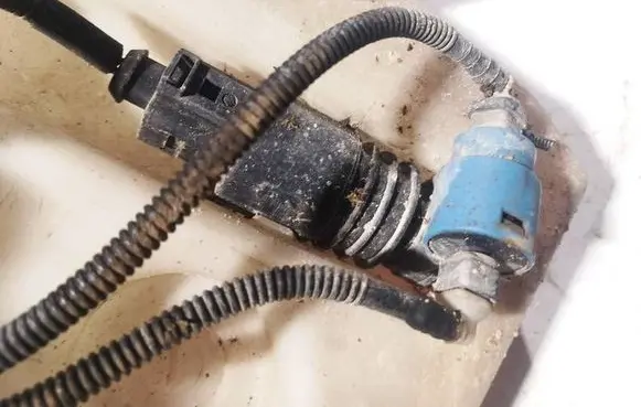 Volkswagen Golf V Windscreen/windshield washer pump