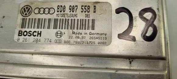 Volkswagen PASSAT B5.5 Engine control unit/module 8D0907558B