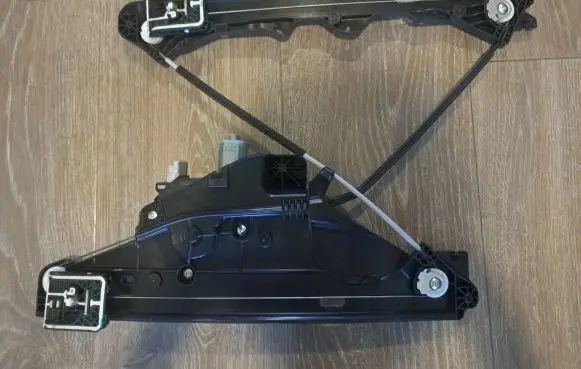 Opel Mokka B Front door window regulator with motor 9828130680