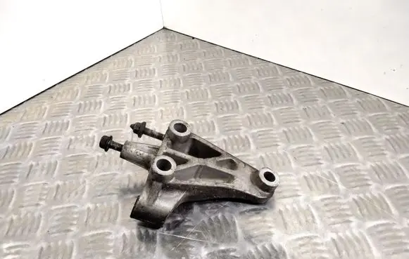 Nissan Murano Z50 Engine mounting bracket