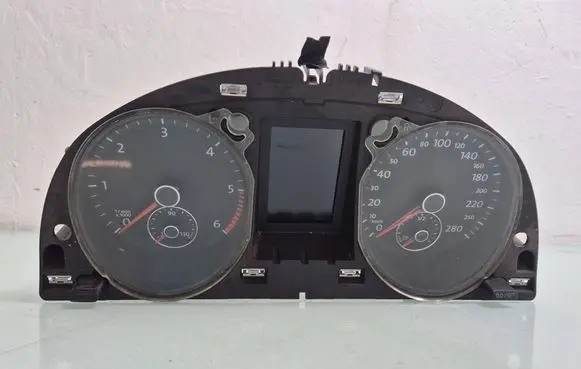 Volkswagen PASSAT CC Speedometer (instrument cluster) 3C8920870A