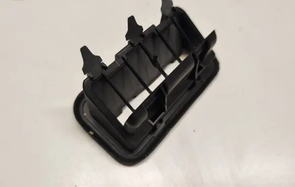 Quarter panel pressure vent