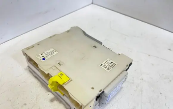 Lexus IS 220D-250-350 Fuse module 8273053050