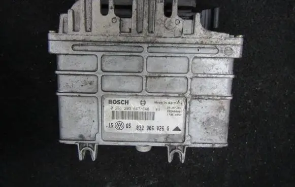 Volkswagen Golf III Engine control unit/module 0261203647 0261203648