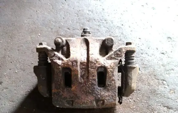 Nissan Pathfinder R51 Front brake caliper