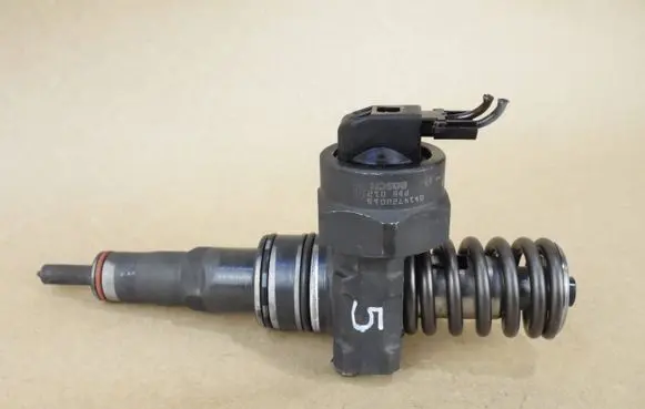 Skoda Fabia Mk1 (6Y) Fuel injector 0414720015 038130073J