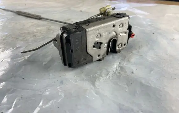 Opel Zafira B Rear door lock 13210739