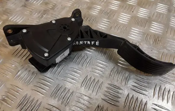 Hyundai Santa Fe Accelerator throttle pedal 327262B900