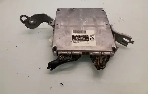 Toyota Avensis T220 Engine control unit/module 8966105410