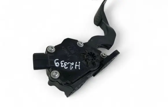 Accelerator throttle pedal