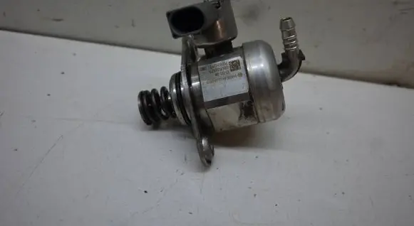 Volkswagen Golf VII Fuel injection high pressure pump 04E127025D 0261520573 7003242927