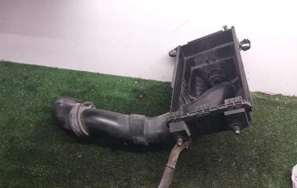 Audi Q7 4M Air filter box cover 7L6129857