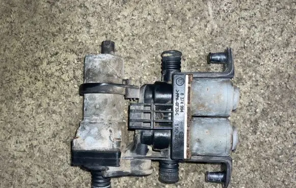 BMW 5 E39 Coolant heater control valve 8374994 1147412135