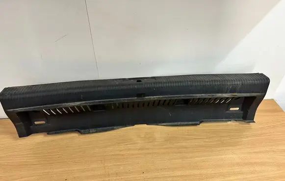 Trunk/boot sill cover protection