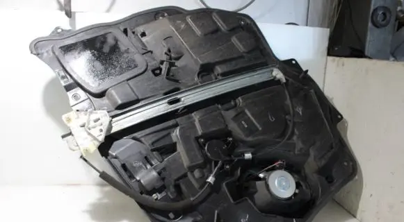 Mazda 5 Front window lifting mechanism without motor