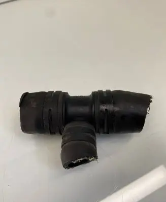 Volkswagen PASSAT B6 Engine coolant pipe/hose 323220