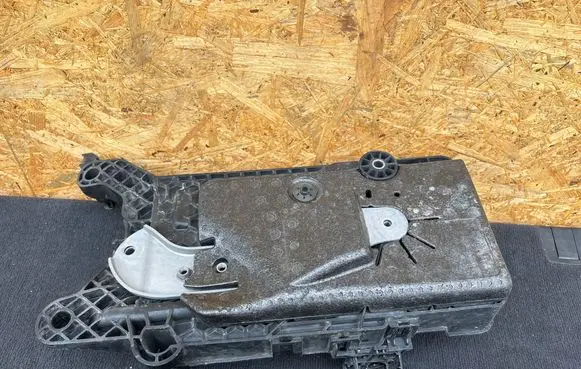Volkswagen Tiguan Battery tray 5QF915321C 91532 5QF915321