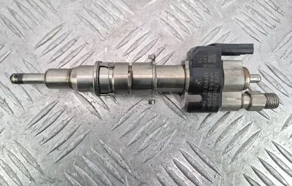 BMW 7 F01 F02 F03 F04 Fuel injector 7585261