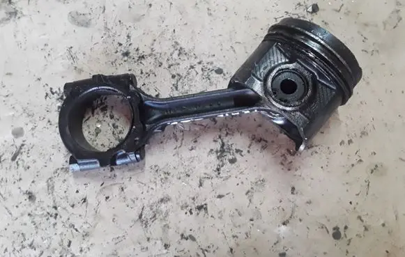 Nissan X-Trail T30 Piston with connecting rod NOCODE