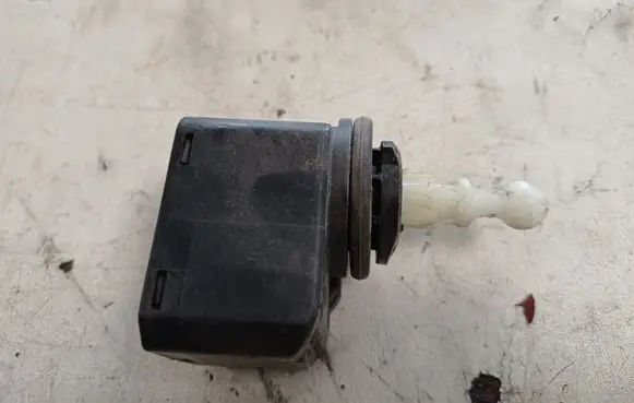 Volkswagen Golf V Headlight level adjustment motor 00883000