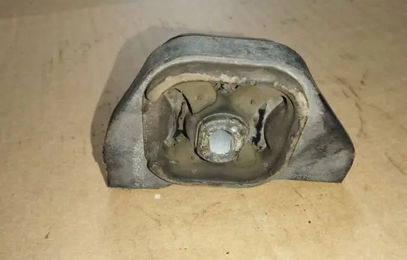 Honda Accord Engine mount bracket