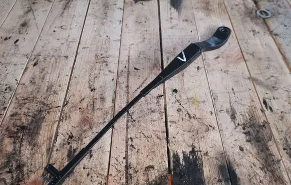 Volvo S40 Front wiper blade arm