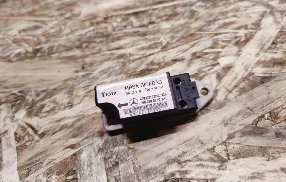 Mercedes-Benz S W140 Airbag deployment crash/impact sensor 0008209926