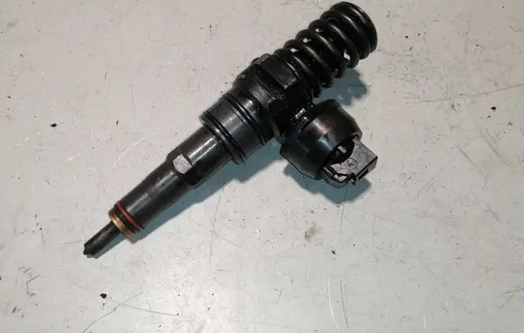 Volkswagen PASSAT B6 Fuel injector 038130073BQ 0414720312